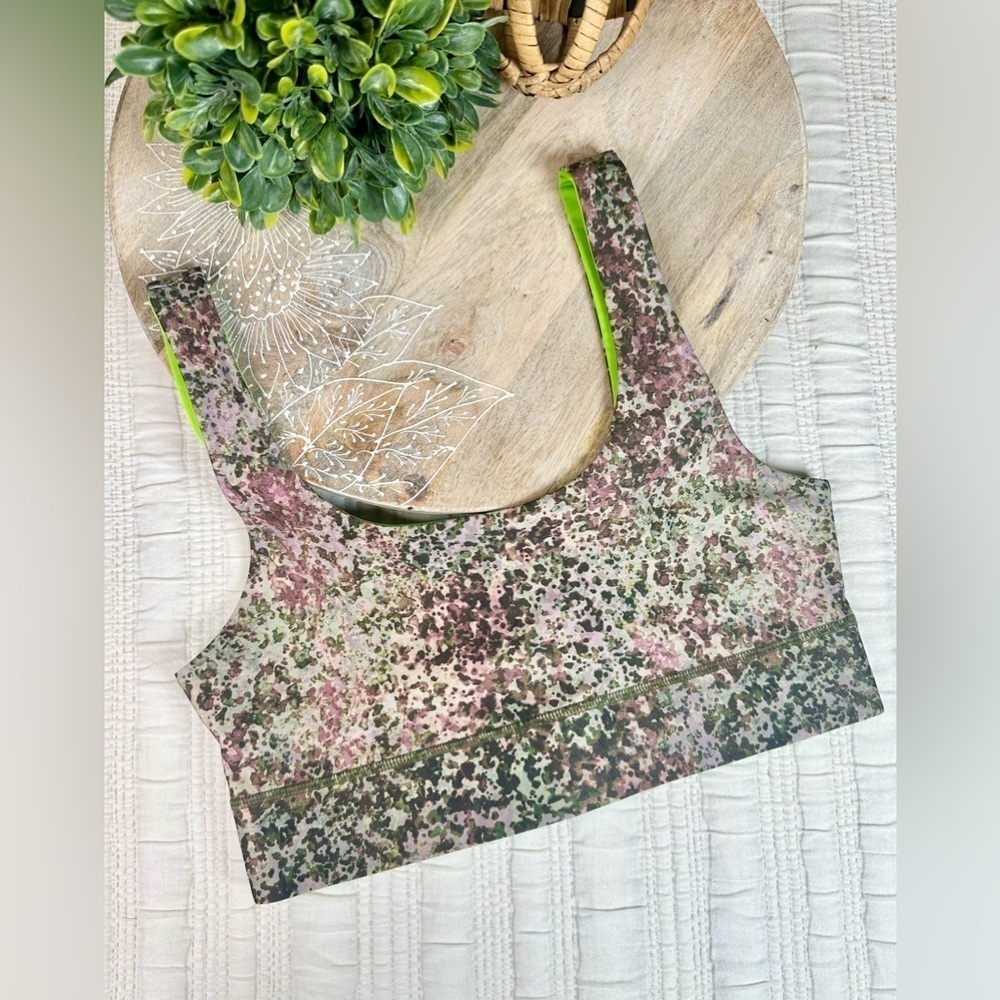 Fabletics Harlyn Reversible Sports Bra in Earthen/Green Citrus Size Large